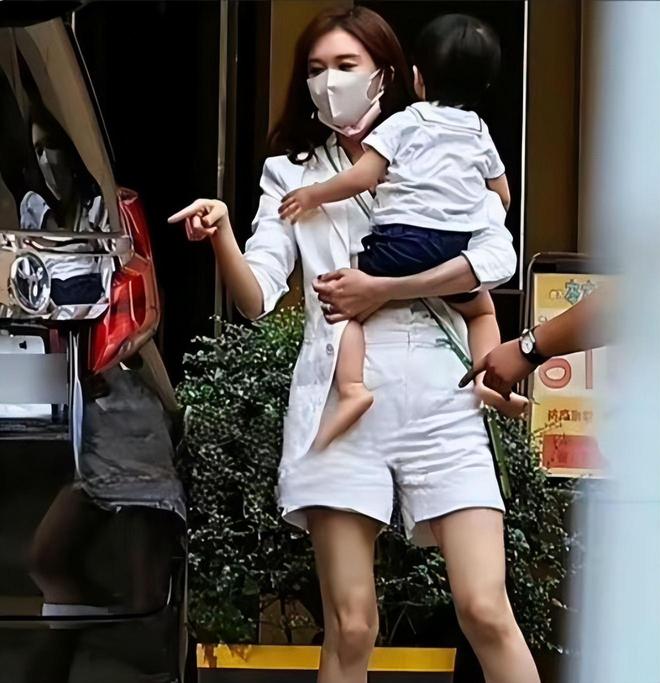 林志玲带儿子游玩背着水壶和小包陪儿子玩车温柔又有耐心(图7)