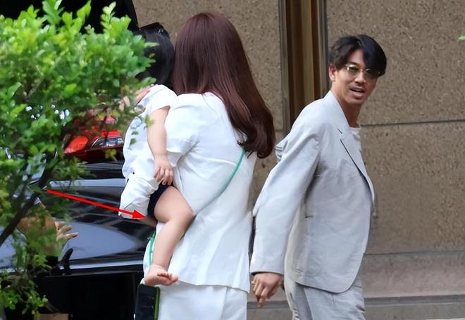 林志玲带儿子游玩背着水壶和小包陪儿子玩车温柔又有耐心(图8)