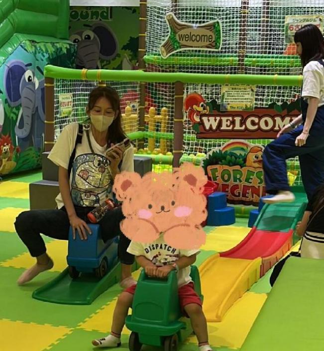 林志玲带儿子游玩背着水壶和小包陪儿子玩车温柔又有耐心(图3)