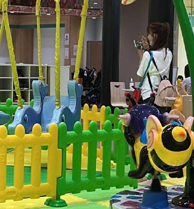 林志玲带儿子游玩背着水壶和小包陪儿子玩车温柔又有耐心(图4)