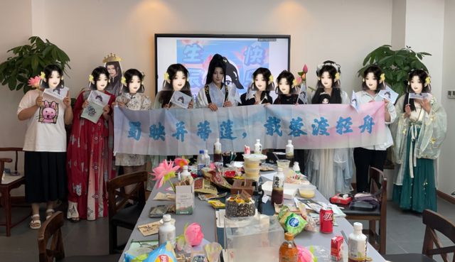九游娱乐文化：数十万粉丝应援牌堵3小时2024最火纸片人庆生牌面堪比顶流明星(图8)