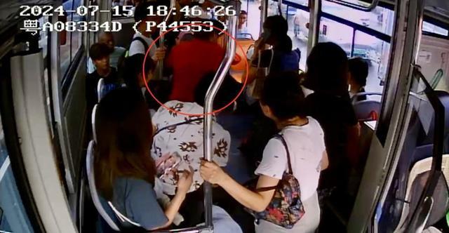 九游娱乐：乘客突然晕倒广州番禺公交司机紧急处置获点赞