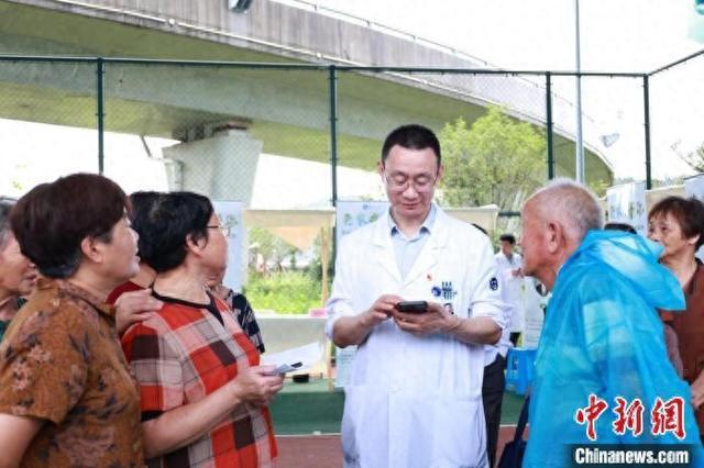 百余专家回老家义诊：用医学所成回馈家乡点亮乡村医路