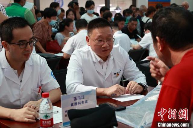 百余专家回老家义诊：用医学所成回馈家乡点亮乡村医路(图3)