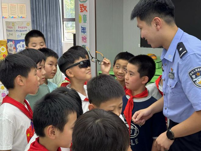 九游娱乐：以爱国情怀点亮孩子们的暑期时光｜关爱保护未成年人健康成长(图2)