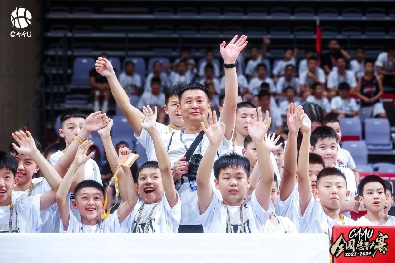 九游娱乐文化：萧山瓜沥体育馆上演“全明星”之夜2023-2024赛季CAAU青少年篮球联赛全国总决赛燃情开幕(图3)