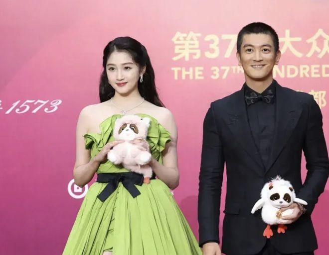 一场红毯上女明星的比美让人看到“富态美”和网感美的区别！(图3)