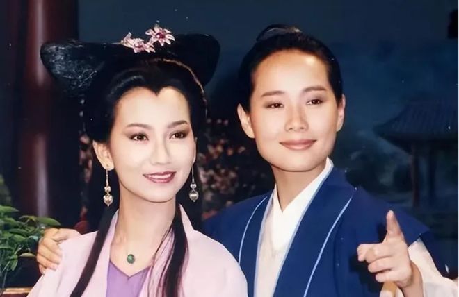 九游娱乐：70岁“少女”赵雅芝和61岁白发叶童再次同框！观众会买谁的账？(图3)