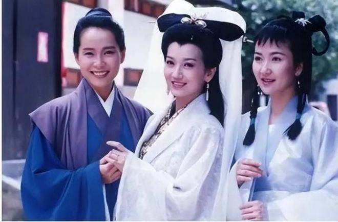 九游娱乐：70岁“少女”赵雅芝和61岁白发叶童再次同框！观众会买谁的账？(图2)