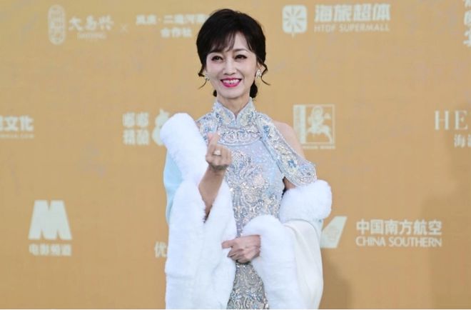 九游娱乐：70岁“少女”赵雅芝和61岁白发叶童再次同框！观众会买谁的账？(图5)