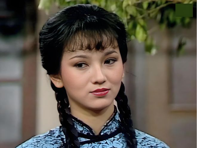 九游娱乐：70岁“少女”赵雅芝和61岁白发叶童再次同框！观众会买谁的账？(图4)