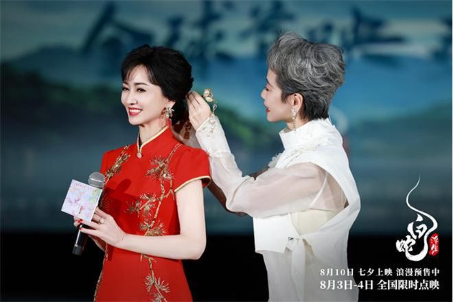 九游娱乐：70岁“少女”赵雅芝和61岁白发叶童再次同框！观众会买谁的账？