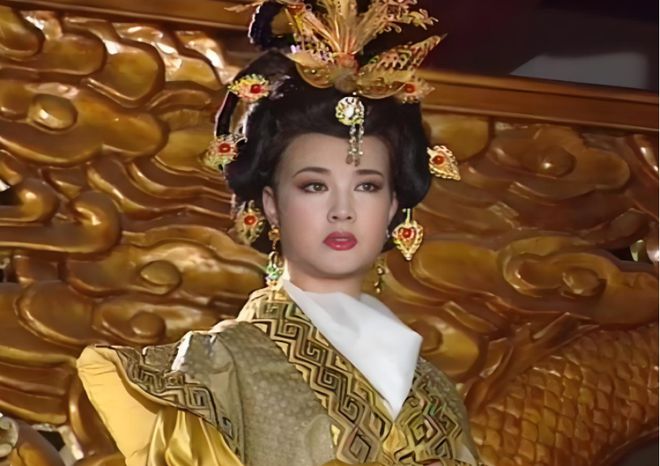 九游娱乐：70岁“少女”赵雅芝和61岁白发叶童再次同框！观众会买谁的账？(图8)