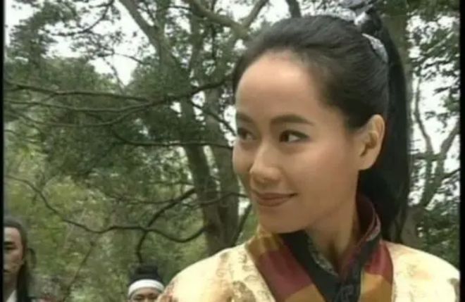 九游娱乐：70岁“少女”赵雅芝和61岁白发叶童再次同框！观众会买谁的账？(图11)