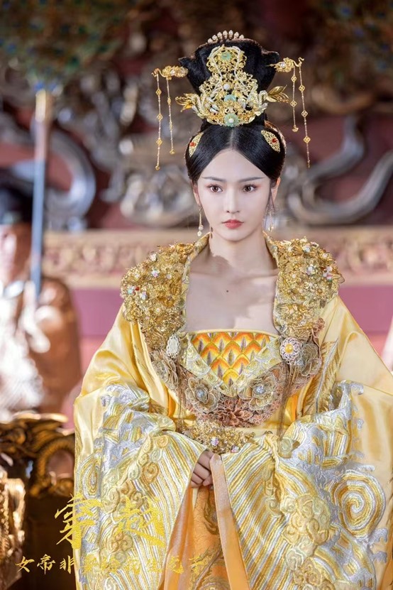 胡冬晴荣获首届全国微短剧人物大典2024年度魅力女演员提名