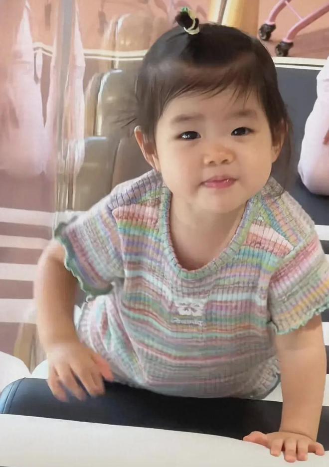 程晓玥带女儿去儿童城堡富二代老公戴2950帽子出镜气质很出众