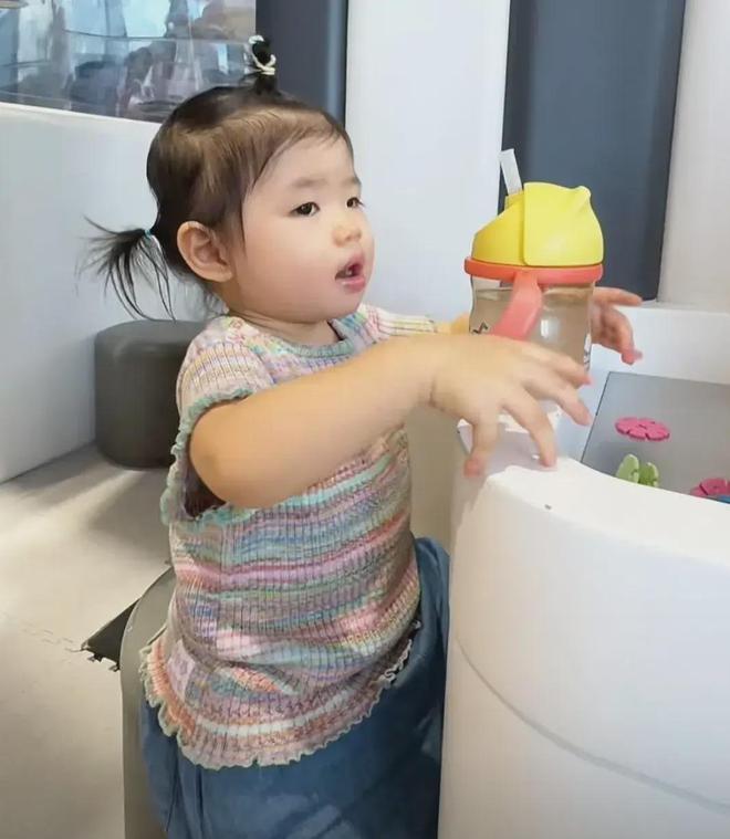 程晓玥带女儿去儿童城堡富二代老公戴2950帽子出镜气质很出众(图3)
