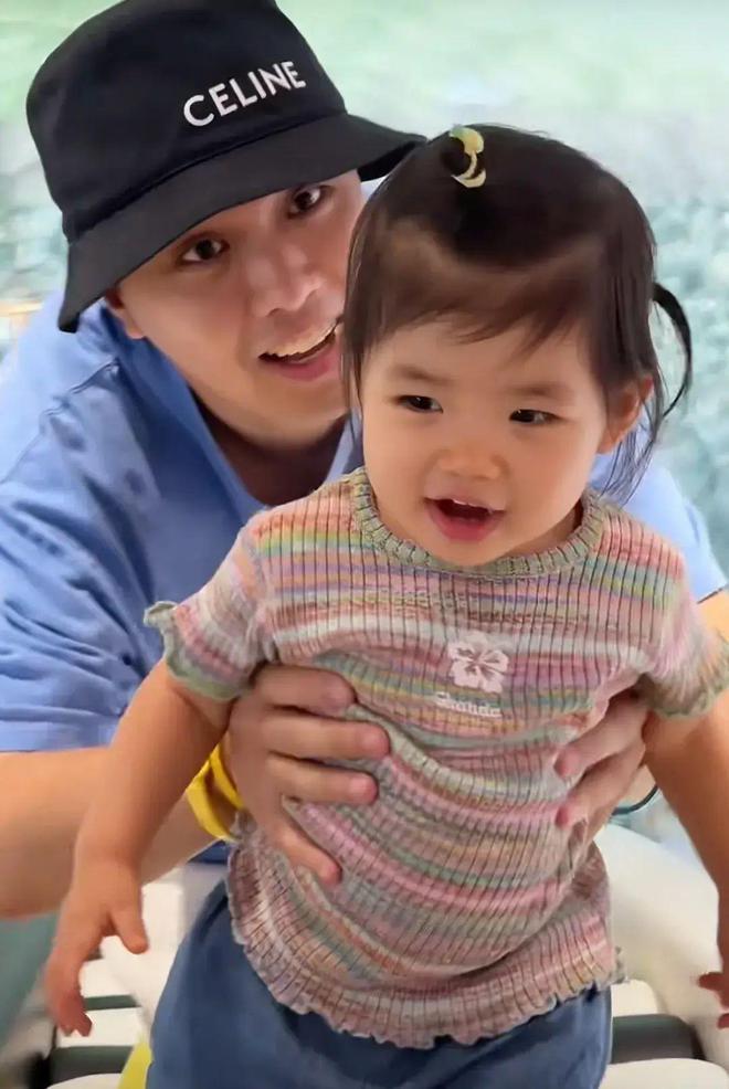 程晓玥带女儿去儿童城堡富二代老公戴2950帽子出镜气质很出众(图2)
