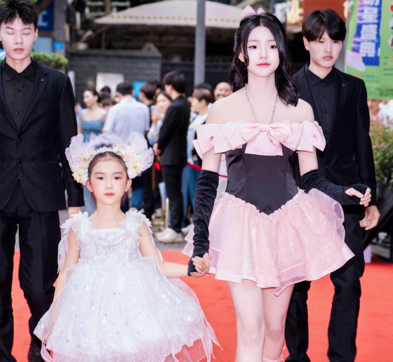 新音乐榜2024全明星盛典少女歌手胡馨予夺奖并献唱(图3)