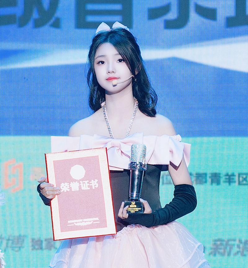 新音乐榜2024全明星盛典少女歌手胡馨予夺奖并献唱(图5)