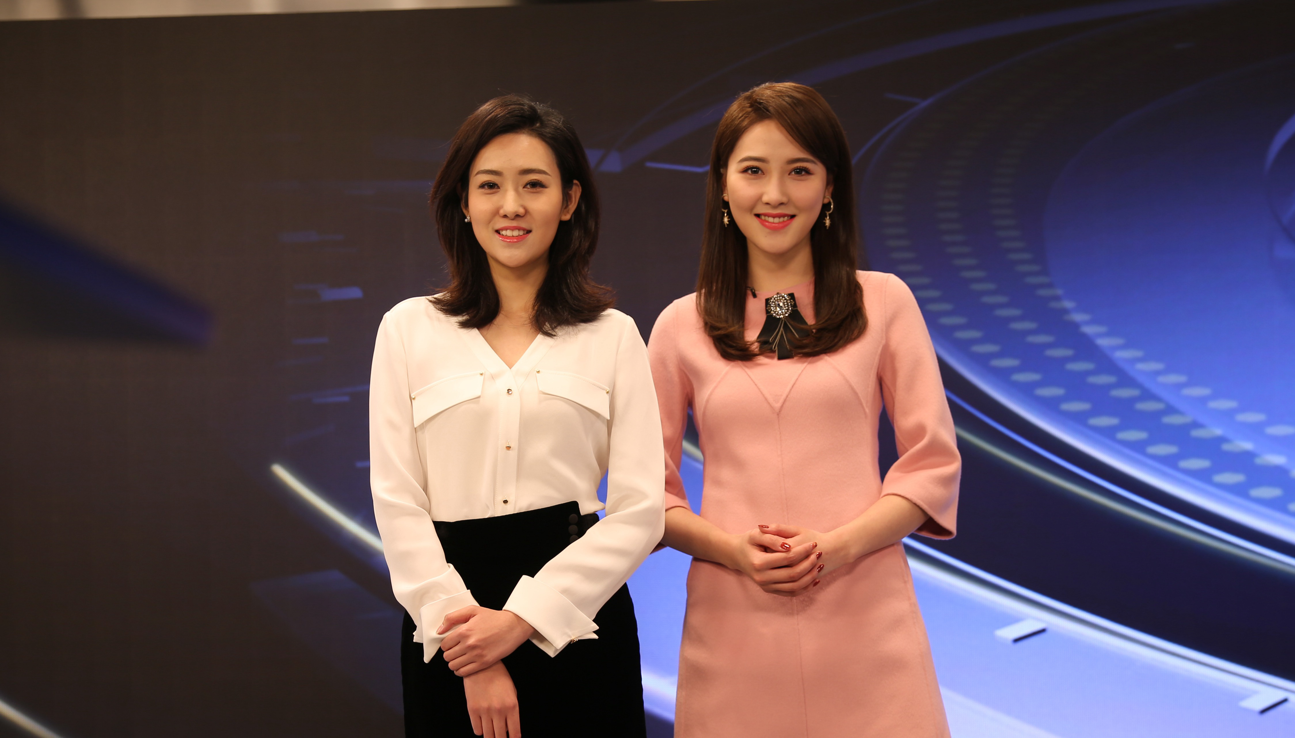 九游娱乐文化：《中国电影报道》2019改版双主持回归实景演播室(图2)