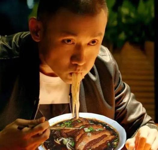 九游娱乐文化：不想吃别装！《暗夜与黎明》聂远一出手让观众看清假吃有多离谱(图5)