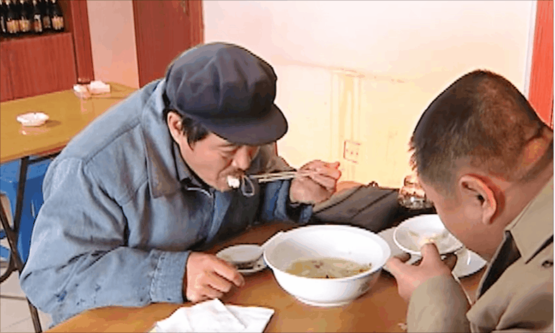 九游娱乐文化：不想吃别装！《暗夜与黎明》聂远一出手让观众看清假吃有多离谱(图26)