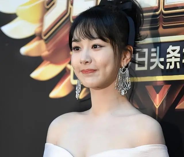 九游娱乐文化：深度分析内娱“四大普女”杨紫白鹿榜上有名生图精修差太多！(图9)