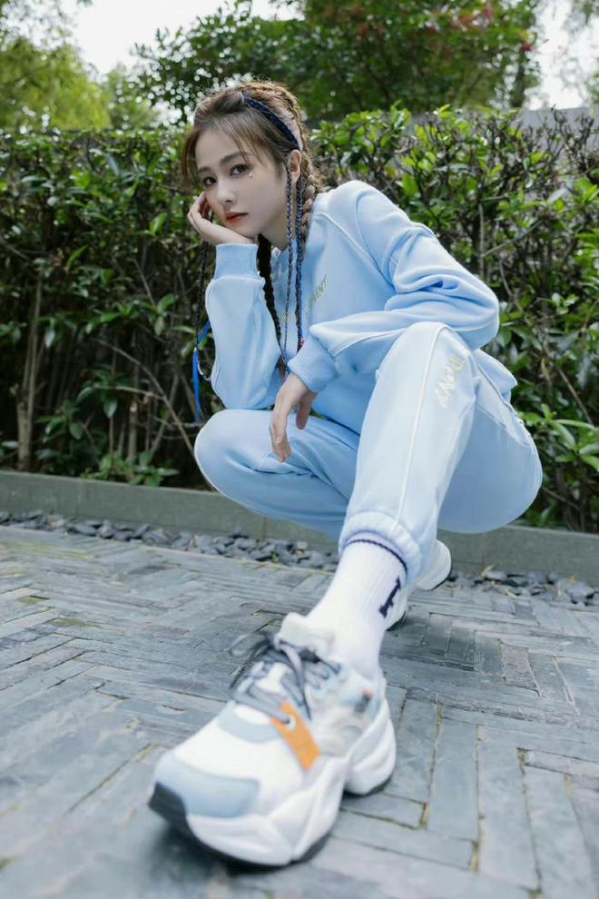 九游娱乐文化：深度分析内娱“四大普女”杨紫白鹿榜上有名生图精修差太多！(图22)