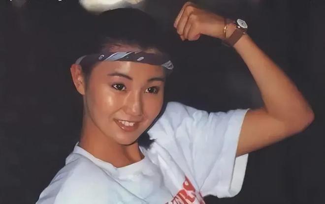 九游娱乐：梁朝伟传绯闻张曼玉罕见露面20年未育原因揭秘！