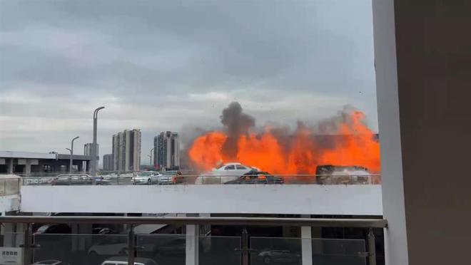 九游娱乐：“广东一餐厅外爆炸掀翻汽车”系影视拍摄确认报备门店已停业数月