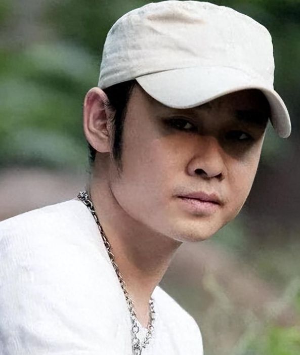 “摔倒事件”过去二十年后再看刀郎当初多狼狈如今多辉煌！(图6)