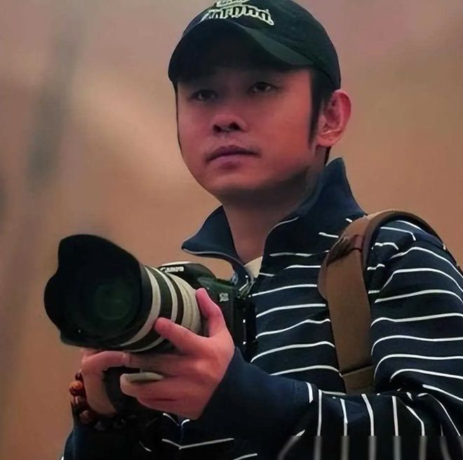 “摔倒事件”过去二十年后再看刀郎当初多狼狈如今多辉煌！(图9)