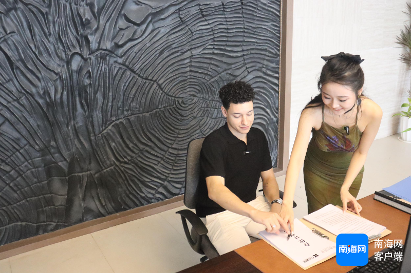 九游娱乐：外国网红看海南废弃建筑变棚拍基地中英跨国情侣在陵水影视基地大秀演技(图2)