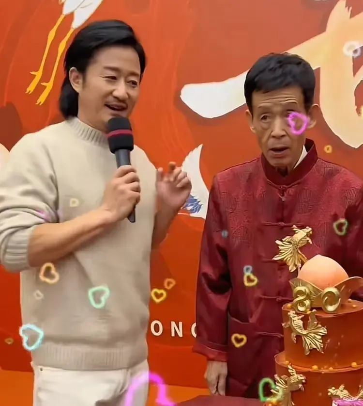 九游娱乐：吴京为80岁父亲庆生！三代同框画面十分温馨