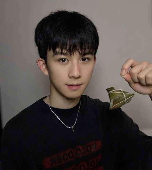 九游娱乐：曝漆培鑫和制片人多次发生关系聊天记录流出本人沉默