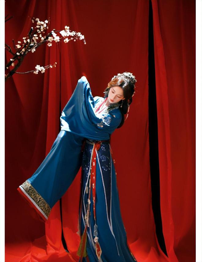 陈瑶蓝色战国袍出镜变成穿越美人清新脱俗！
