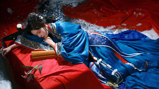 陈瑶蓝色战国袍出镜变成穿越美人清新脱俗！(图2)