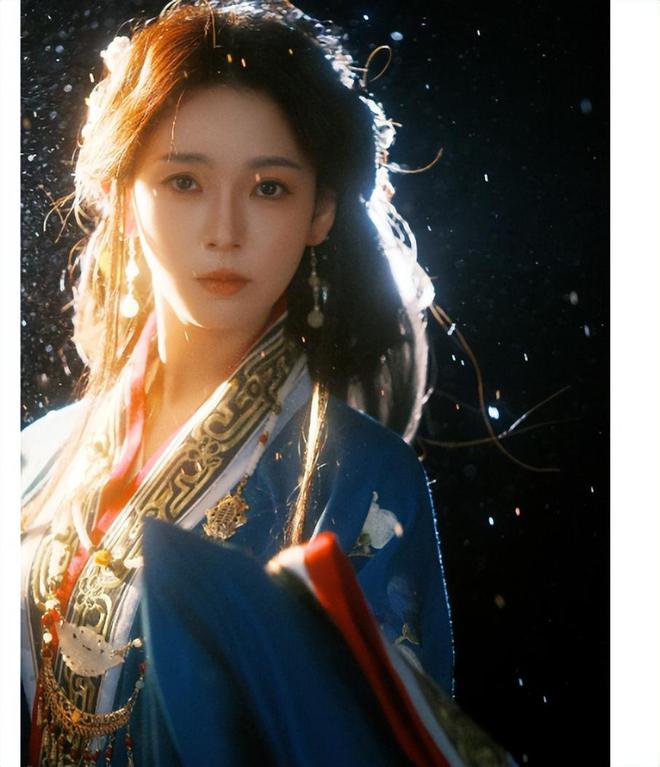 陈瑶蓝色战国袍出镜变成穿越美人清新脱俗！(图3)