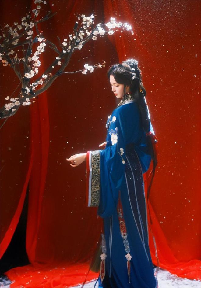 陈瑶蓝色战国袍出镜变成穿越美人清新脱俗！(图4)