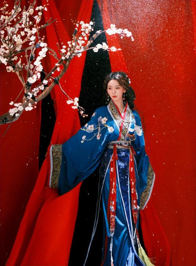 陈瑶蓝色战国袍出镜变成穿越美人清新脱俗！(图5)