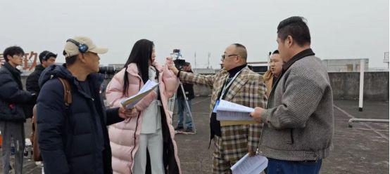 九游娱乐文化：疯狂的石头谢小盟不再坑爹人民的名义倚天屠龙记主演首聚网剧(图4)