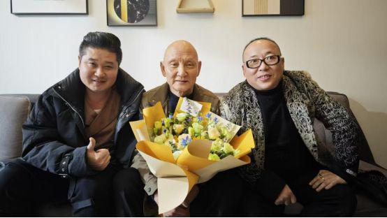 九游娱乐文化：疯狂的石头谢小盟不再坑爹人民的名义倚天屠龙记主演首聚网剧(图3)