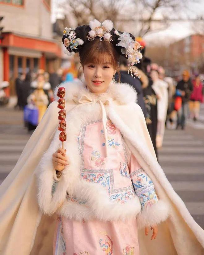 九游娱乐：TVB小花古佩玲回应天价片酬内地游玩终圆古装梦变身格格到处拍照打卡(图8)