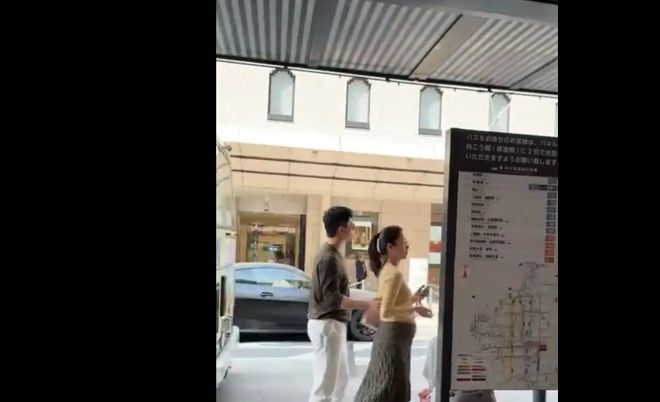 杨采钰与男友现身日本游玩边走边扶腰疑似怀孕很久！(图2)