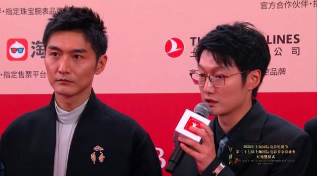 《比如父子》剧组亮相红毯导演解读拍摄中式科幻电影缘起：“重新为父亲写一份悼词”(图3)