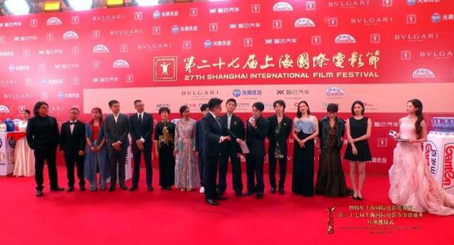 《比如父子》剧组亮相红毯导演解读拍摄中式科幻电影缘起：“重新为父亲写一份悼词”(图2)