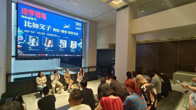 《比如父子》剧组亮相红毯导演解读拍摄中式科幻电影缘起：“重新为父亲写一份悼词”(图4)