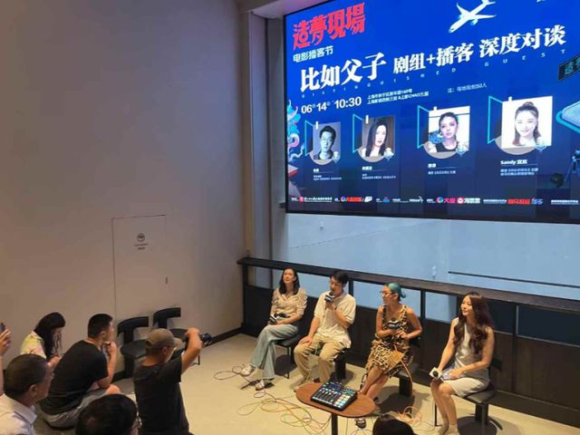 《比如父子》剧组亮相红毯导演解读拍摄中式科幻电影缘起：“重新为父亲写一份悼词”(图8)