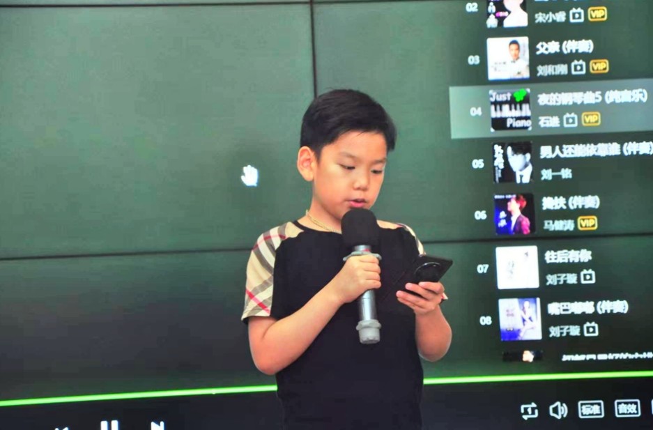 九游娱乐文化：百部青少年教育公益微电影《星光好少年》剧组父亲节走进三乐康复老年公寓献爱心(图3)